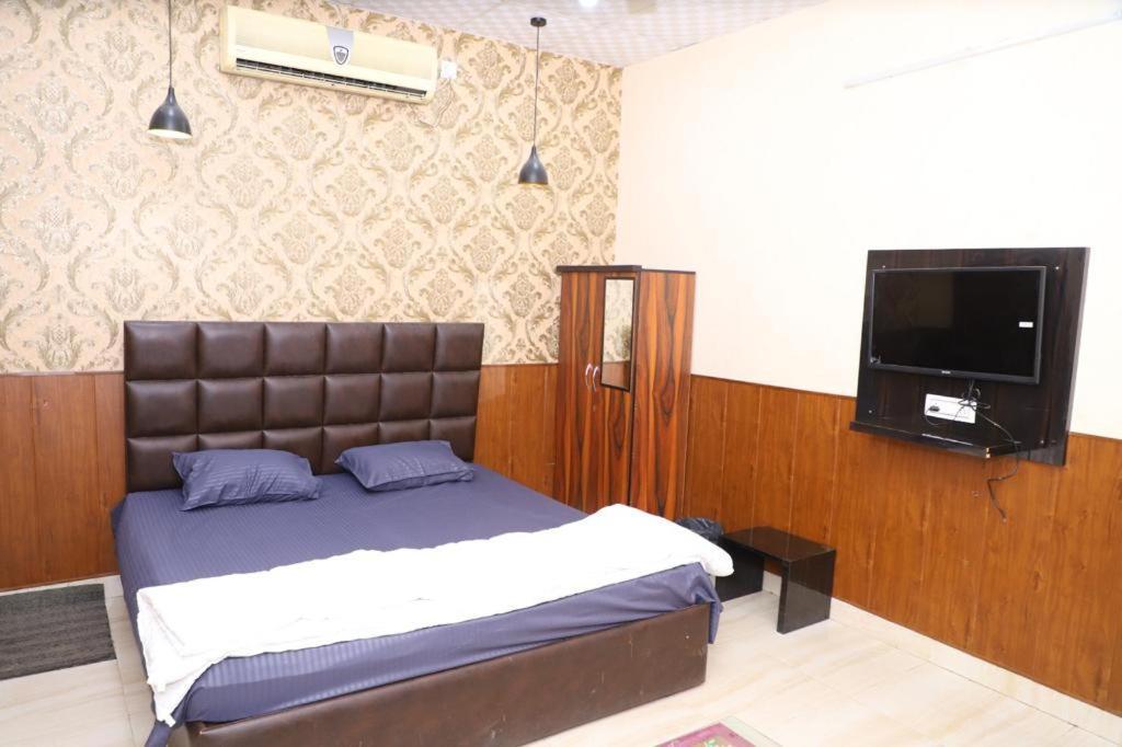 Hotel Aashirvad Фаридабад Экстерьер фото