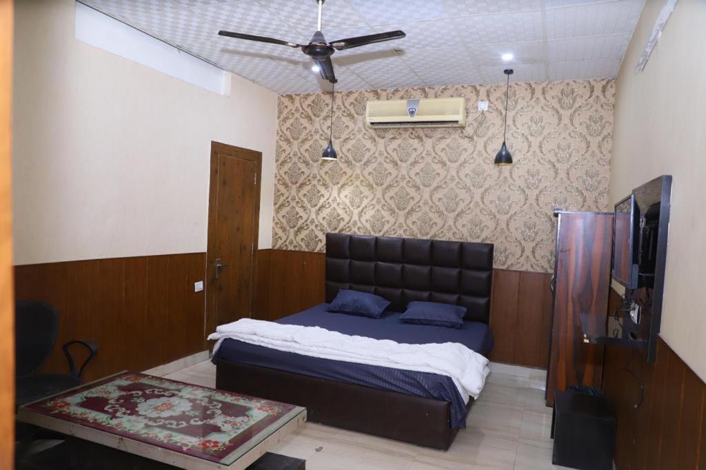 Hotel Aashirvad Фаридабад Экстерьер фото