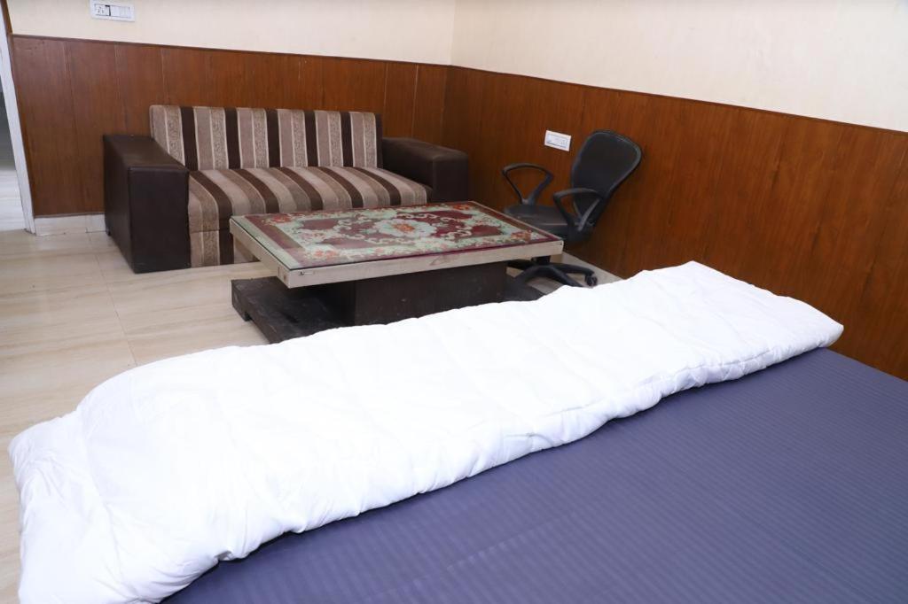 Hotel Aashirvad Фаридабад Экстерьер фото